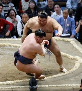 新横綱豊昇龍３敗、高安が金星　大関大の里１敗で首位、琴桜５勝