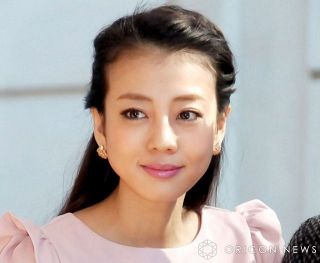 あびる優、“美谷間”チラリなオフショット「顔面どタイプすぎる」「ほんと可愛い」