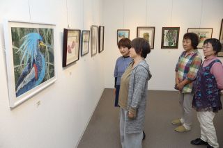 身近な花々や風景　里庄町の高津さん教室展　１２日まで浅口のギャラリー