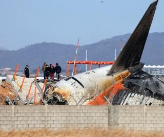 韓国機の生存者２人は最後尾に　爆発に巻き込まれなかった可能性