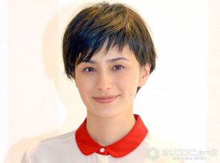 ホラン千秋、黒髪にしたショット公開「圧倒的ですね」「すごく似合ってますよ」