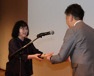 奉仕や福祉活動の２７団体に支援金　サン基金授与式