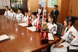 空手で全国上位の６人が表敬　岡山の小中生、市長に結果報告