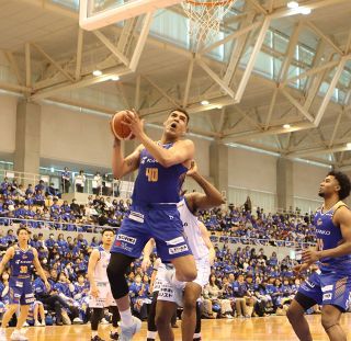バスケＢ３参入７季目 トライフープ４位 低迷の昨季から躍進 攻守にハードワーク徹底 リーグ再編の来季新２部「Ｂワン」へ弾み