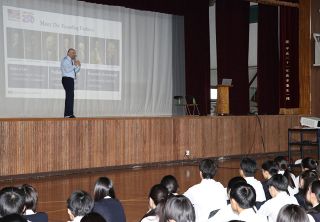 米国建国の歴史学ぶ 倉敷 玉島高　在大阪・神戸領事が出張授業