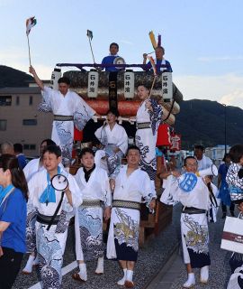 彩り豊かな「チョウサイ」繰り出す　福山・鞆町で秋祭り