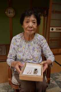 【私と戦争 ８０年後の証言】叔父の形見 印鑑を持つ忠田町子さん（８９）＝新見市神郷下神代　奪われた痛みは癒えない