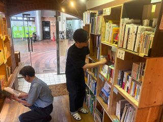 「みんなの表町書店」で商店街にぎわい　本を持ち寄るシェア型が好評　１１月８日まで