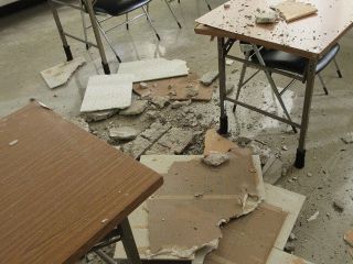 岡山市の公民館でコンクリ片落下　重さ２０キロ３個天井突き破る