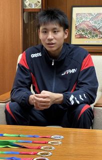 競泳国際選手権男子１００平泳ぎＶ　平井さんが報告、矢掛町役場訪問