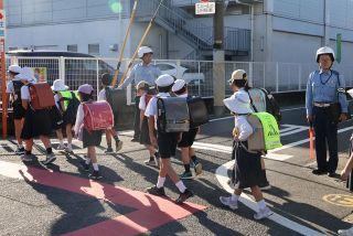 通学路の交通安全見守り　県警がドライバーらに街頭指導
