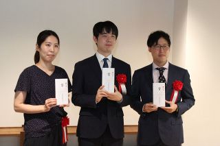 藤井七冠と井山二冠、関西記者クラブ賞　特別賞に福間女流六冠