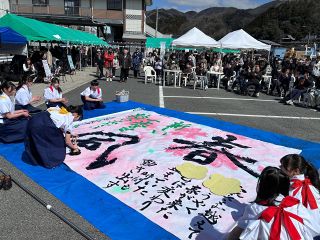 ワークショップやステージ発表楽しむ　高梁市図書館の地域活性化イベント