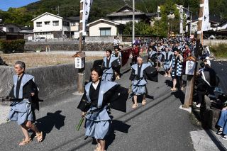 新見「土下座まつり」厳かに　大やりや鉄砲携え行列