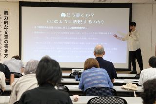 自らの感性に磨きをかけて 小説家・岡崎さん訴える　「ちまた友の会」文章教室