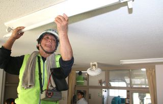 こども園の電気設備の点検　県工事組合玉野支部が奉仕活動