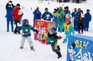 積雪十分 ゲレンデで白熱の雪合戦　恩原高原氷紋まつり ２年ぶり開催