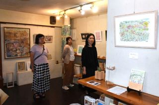 個性光る多彩な絵画や陶器　真庭のカフェでアートグループ作品展