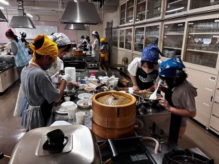 調理やスポーツで交流　県内の小児がん経験者と就実大生