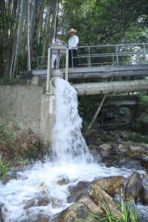 田植えの水安定供給を　浅口の住民ら、杉谷池で通水試験