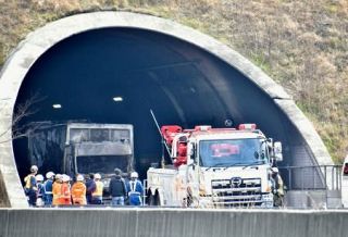 新名神で多重事故６人死亡　三重のトンネル、子どもも