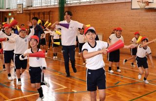 小学校運動会 環太平洋大学生ら支援　  教員の負担減と実践的学びに