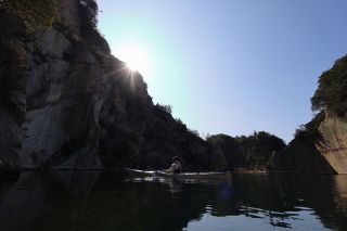 【島を渡る】笠岡諸島編（６）丁場湖（北木島）　石材業の繁栄 静かに伝える