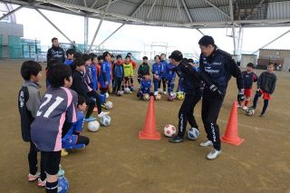 ファジコーチから技術や戦術学ぶ　浅口で教室 小学３、４年生が参加