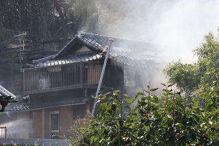 岡山東区幸地崎町で民家全焼　北側の山林も焼く