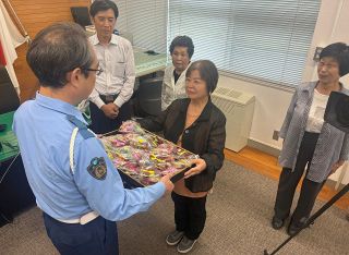 ラベンダーの香りで安全運転を　備中商工会女性部が井原署に寄贈