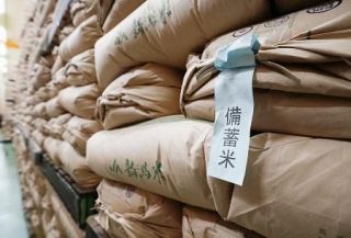 備蓄米、入札条件緩和を政府検討　「１年買い戻し」見直しも