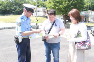 「スピード控えて」「体調は万全に」　死亡事故相次ぎ、岡山県警が瀬戸内の道の駅で安全運転呼びかけ
