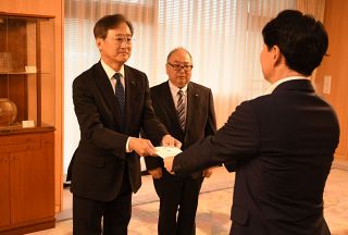 熊本地震の義援金寄託　山陽新聞社と社会事業団、日赤県支部に