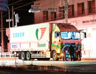 トラックにはねられ女性死亡　美作の国道１７９号交差点