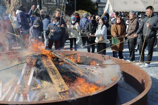 岡山・宗忠神社でどんど祭　「明るい世の中に」１万人参拝