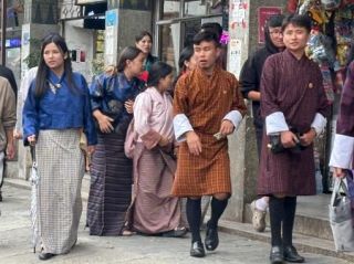 １日わずか２センチ、手織りの伝統紡ぐ　ブータンの民族衣装「ゴ」と「キラ」