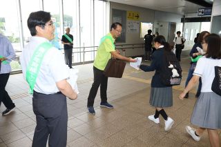 街頭啓発で非行、犯罪防止呼びかけ　青少年育成活動協など、浅口・鴨方、金光駅