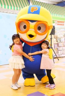 「ポロロ」と一緒にパチリ　玉野・おもちゃ王国で撮影会