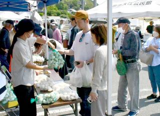 特産ニンニク求めてにぎわう　井原・大江町地区で即売催し