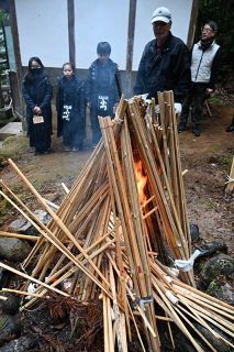 傷んだ竹刀たき上げ　美作・武蔵神社で感謝祭