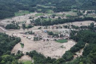 豪雨で日本人８人が孤立状態　インドネシア、死者４００人超に
