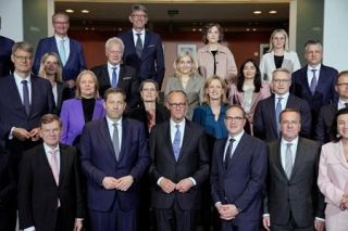 【ドイツ首相就任】メルツ政権、逆風の船出　極右拡大、権力基盤もろく