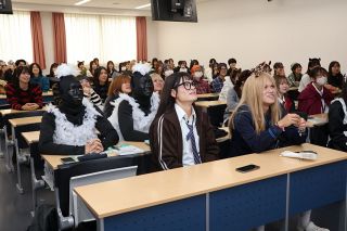 個性的なメークや衣装　美作大でハロウィーン 仮装登校始まる