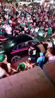 サッカーファン群衆に車突っ込む　Ｗ杯メキシコ代表の勝利祝う