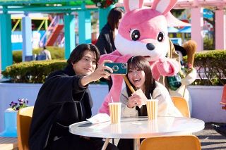4児の母・東原亜希、「おなかが透けててすみません」モデルオーラ全開