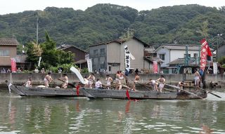 伝統行事おしぐらんご 勇壮に　笠岡・金浦湾 こぎ比べ披露