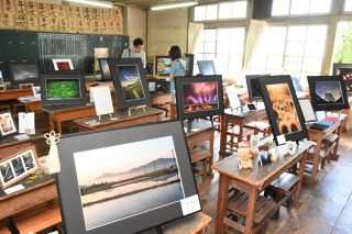 県北の風景や営み 写真に　真庭・旧遷喬尋常小、愛好者ら２００点展示