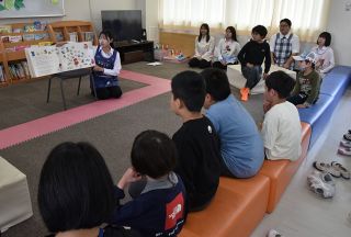 特別支援学校で絵本読み聞かせ　福山平成大生がボランティア活動