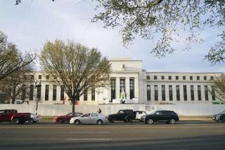 米４会合連続金利据え置き　年内の利下げ見通しは維持