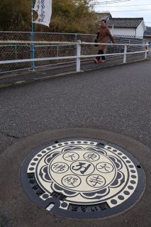 瓦模様のマンホールふた設置　 岡山市、万富東大寺瓦窯跡ＰＲ